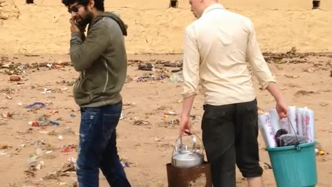 Chaiwala at juhu beatch.2 foreigner in Bollywood