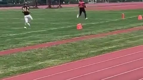 This doesn’t make sense 😱 #touchdown #crazycatch #football (via manzy1k and s2n_coachjune/TW)