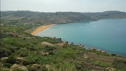 Blick von der Höhle Tal Mixta auf Ramla Bay