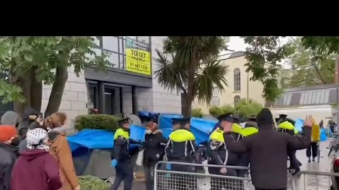 📍 Dublin Migrants and NGOs try to stop gardai from dismantling Tent City.