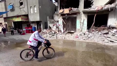 The Gaza doctor treating patients by bike