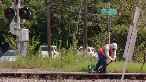 Tentative deal averts U.S. railroad shutdown