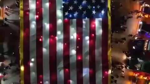 US convoy for freedom unveil HUGE 🇺🇸 flag at their latest stop off point en route to Washington DC.