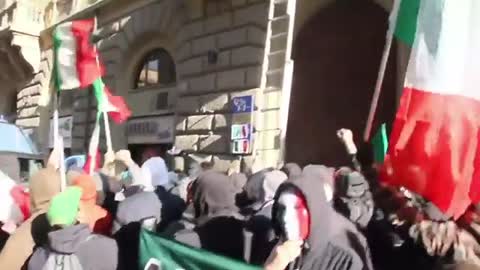 The people take down the EU flag in Rome and replace it with the Italian one.