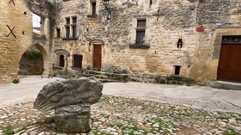 VIENS - UN DES PLUS BEAUX VILLAGES MÉDIÉVAUX DU SUD DE LA FRANCE - UN LIEU CHARMANT