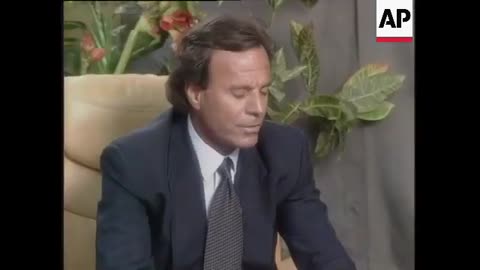 Spain - Julio Iglesias Performs