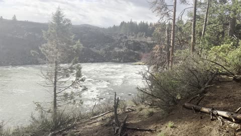 Hiking Up From Shoreline and Exploring the Overlook Area – Deschutes River – Central Oregon – 4K