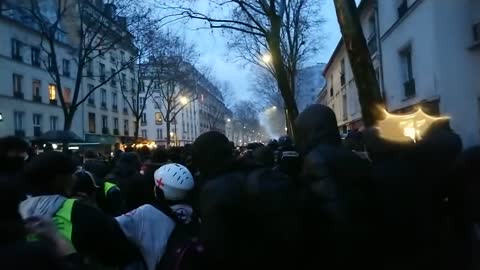 Manif anti-pass 💉 du 8 janv.22 - Paris - Du gaz encore du gaz..