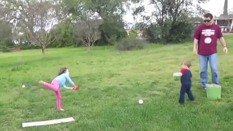 Diversión y fracasa Hermanos bebés jugando juntos | Video de Bebés Graciosos