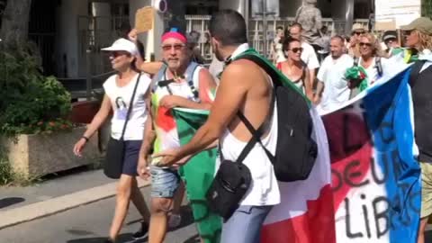 Nice,France: Italians&french protest vaccine passport. France & Italy : two hearts for one Liberty"