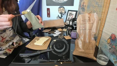 US MRE Menu 14: Creamy Spinach Fettuccine ft. Amazing Onion Honey Mustard Pretzels