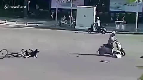 Helmet prevents serious injury as cyclist slams into motorcyclist on Chinese road