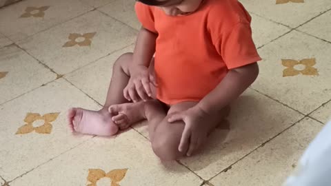 Little Charu adorebaly dancing on random song.