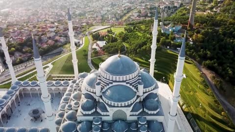 In Turkey's largest mosque, the scene is quite magnificent, worth a visit!