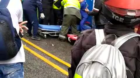 Video: Quedó trapado entre las latas de un bus por un accidente, en Santander