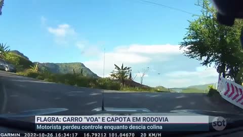 Flagra: carro voa em avenida e capota durante acidente