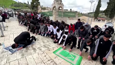 Israeli forces stop Palestinians from entering Al-Aqsa