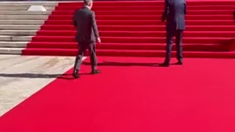 🇩🇪🤡egghead Scholz can't follow Red Carpet