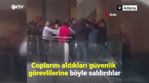 Adana Adliyesi’nde coplarını aldıkları güvenlik görevlilerine saldırdılar