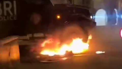 France🚨 Illegal immigrants looted police vehicles after arson at various places