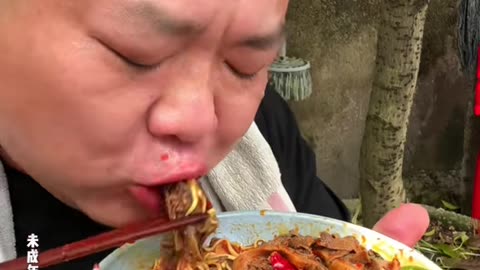 Cook and Eat Noodles Mixed With Super Spicy Tripe