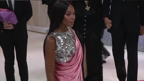 Emily Ratajkowski's Head-Turning Baby Bangs at Met Gala