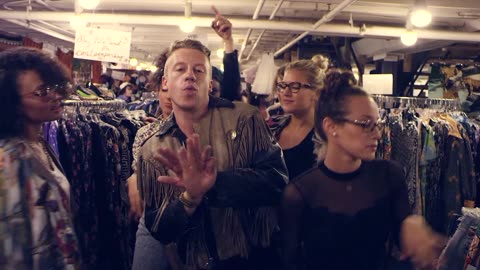 MACKLEMORE & RYAN LEWIS - THRIFT SHOP FEAT. WANZ (OFFICIAL VIDEO)