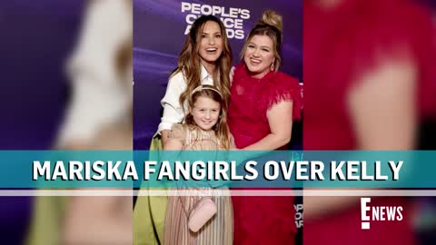 Mariska Hargitay FANGIRLS Over Kelly Clarkson at 2022 PCAs _ E! News