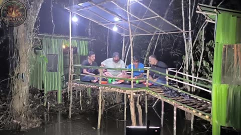 camping in heavy rain when the river floods//building a warm shelter from thorny pandanus