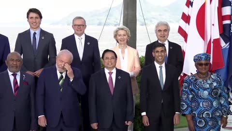 Biden and Macron chat at G7 family photo