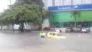 Rescatan a dos personas en arroyo