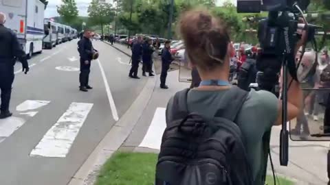 French Health Minister O.Véran booed while quiting the Prefecture of Haute-Savoie in Annecy