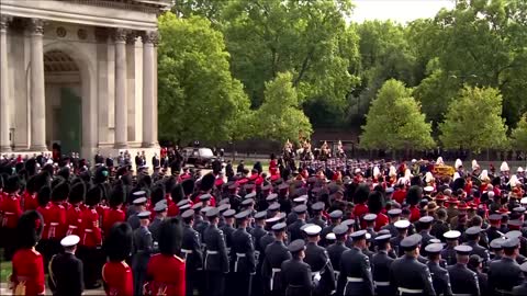 Procession takes queen's coffin to Wellington Arch