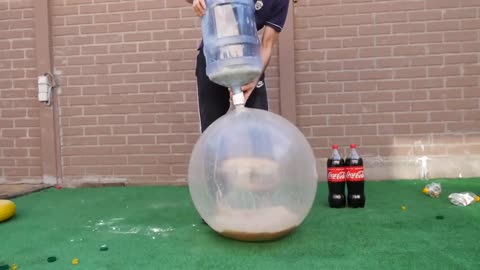 Experiment Giant Coca Cola Balloon VS Mentos1