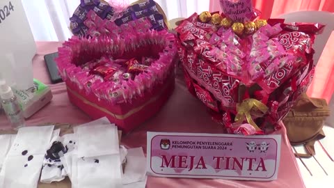 Indonesians vote in Valentine's-themed polling station