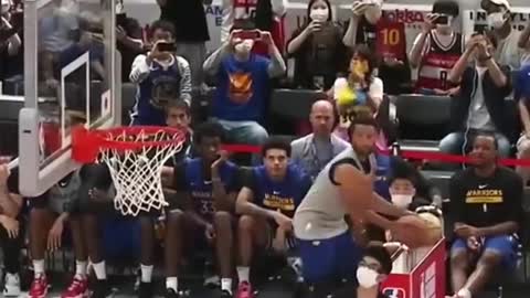 Steph Curry did a no-look shot during the 3-Point contest in Japan 🔥