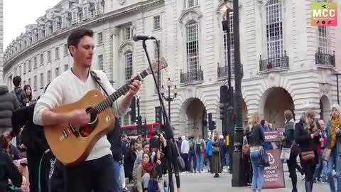 "Wonderwall" (Oasis) performed live by busker in London