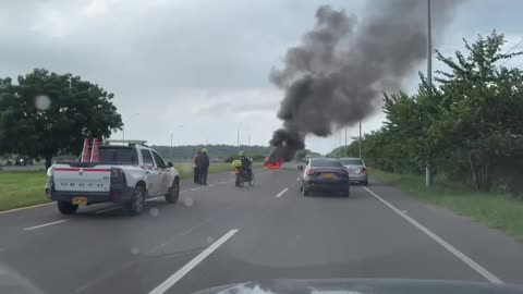 Video: Carro se incendió en la Vía del Mar