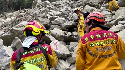 Taiwan begins demolishing quake-hit building