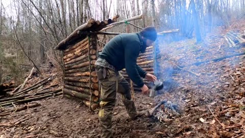 Winter Camping - Build bushcraft Shelter