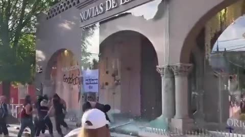 Feminists destroy a wedding dress store in Guadalajara, Mexico 🇲🇽