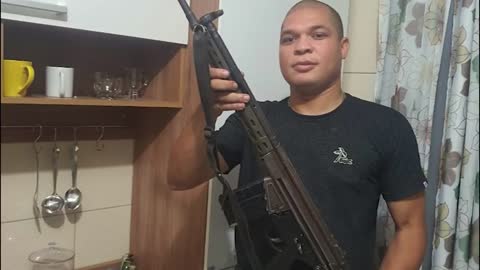 Rambo Carioca. Policial militar do Rio de janeiro emboscado