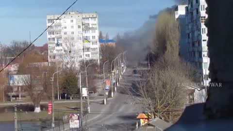 During battles in Borodianka a Russian tank seemingly targets a Ukrainian man filming,