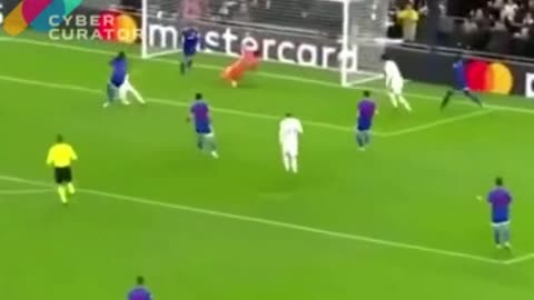 Quick Action, Big Impact: Tottenham’s Ball Boy Hero! ⚽👦🏆👏🤝🎉