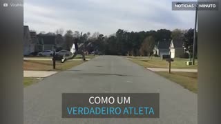 Homem faz salto impressionante sobre rua nos EUA