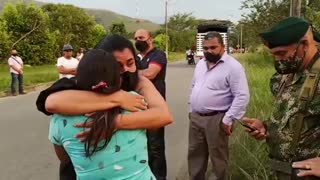 Abrazo entre la hermana de Juliana y la mamá del soldado