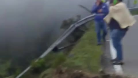 Camión cayó a un abismo en la vía entre Bucaramanga y Cúcuta