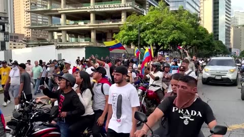 Venezuela protesters topple Chavez statue after Maduro victory