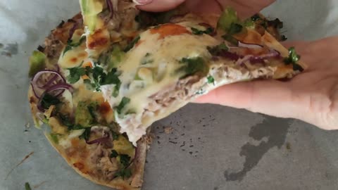 Pizza with tuna, avocado and egg on pita bread in 5 minutes