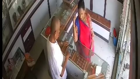 A woman was caught stealing gold from a jewelry store on CCTV.